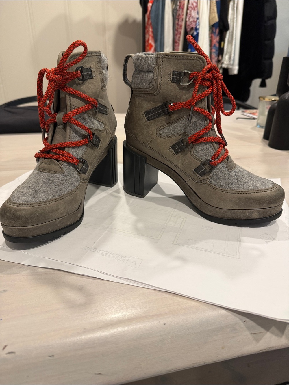 Sorel like new Suede & Gray Felt Lace-Up Block Heel Boots with Red Laces